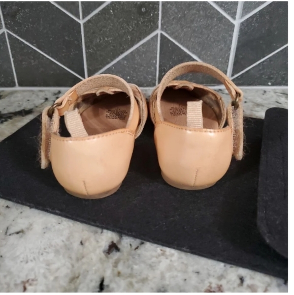 Oldnavy sandals - Picture 3 of 3